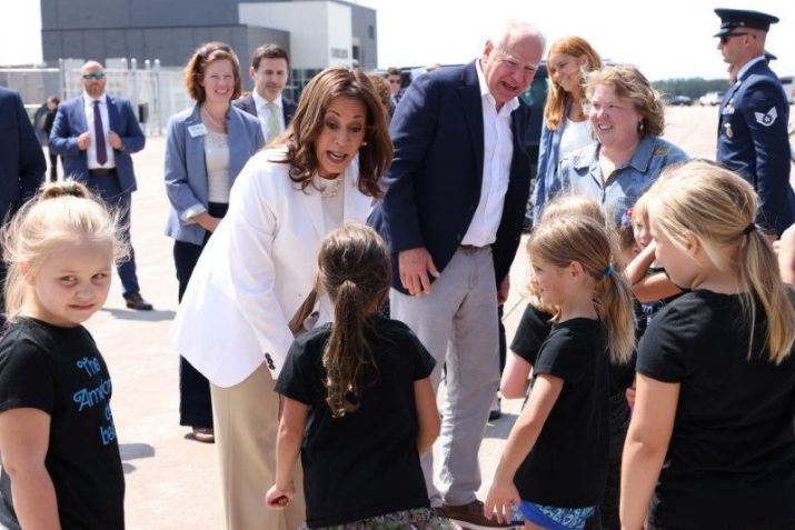 Kamala e Walz fazem campanha em Eau Claire, Wisconsin / 07/08/2024 REUTERS/Kevin Mohatt