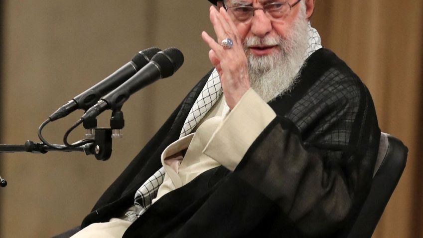 Líder Supremo do Irã, Khamenei, em reunião com membros do Parlamento em Teerã • 21/07/2024 Gabinete do líder supremo do Irã / WANA (West Asia News Agency)/Handout via REUTERS