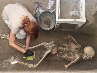 Arqueóloga trabalha nos restos recentemente descobertos de uma vítima no sítio arqueológico da antiga cidade de Pompeia, destruída em 79 d.C. pela erupção do Monte Vesúvio, Itália