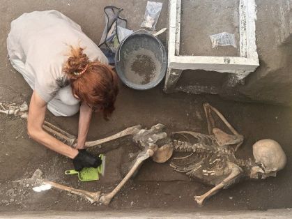 Arqueóloga trabalha nos restos recentemente descobertos de uma vítima no sítio arqueológico da antiga cidade de Pompeia, destruída em 79 d.C. pela erupção do Monte Vesúvio, Itália