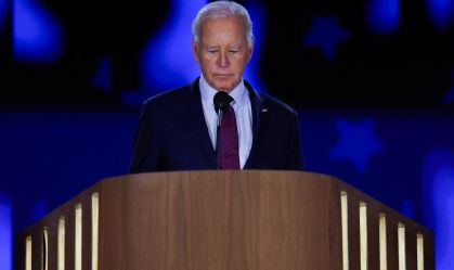 Biden se posiciona no palco da convenção, num ensaio antes