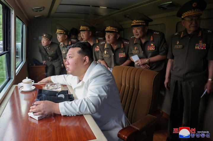 Líder da Coreia do Norte, Kim Jong Un, participa de teste de mísseis • 27/08/2024 KCNA via REUTERS