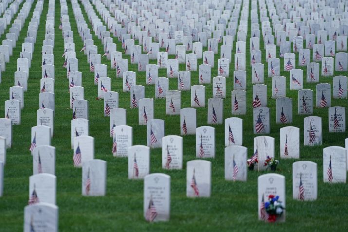 Lápides adornadas com bandeiras americanas no Cemitério Nacional de Arlington no Memorial Day em Arlington, Virgínia, EUA • 27/05/2024 REUTERS/Nathan Howard