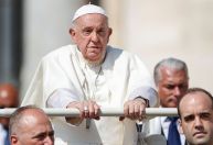 Papa não teve novas crises, mas estado continua crítico, diz Vaticano