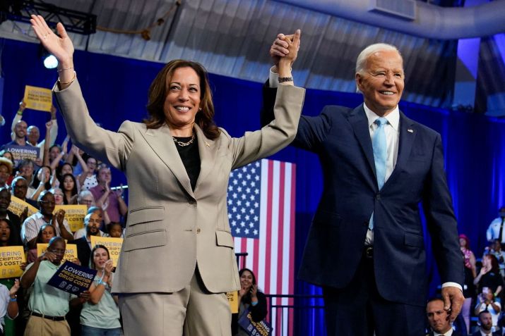 Vice-presidente e candidata democrata à Presidência dos EUA, Kamala Harris, ao lado do presidente dos EUA, Joe Biden, em Maryland • 15/08/2024 REUTERS/Elizabeth Frantz