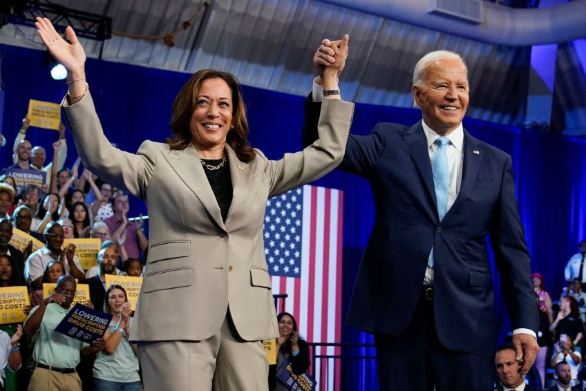 Vice-presidente e candidata democrata à Presidência dos EUA, Kamala Harris, ao lado do presidente dos EUA, Joe Biden, em Maryland • 15/08/2024 REUTERS/Elizabeth Frantz