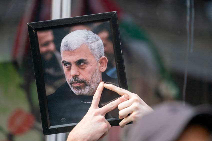 Imagem de Yahya Sinwar, chefe do grupo militante Hamas, em evento nos EUA • 14/08/2024 REUTERS/David 'Dee' Delgado