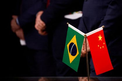 Bandeiras de Brasil e China vistas em coletiva de imprensa