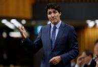 Primeiro-ministro do Canadá prova cerveja carioca e presenteia garçom