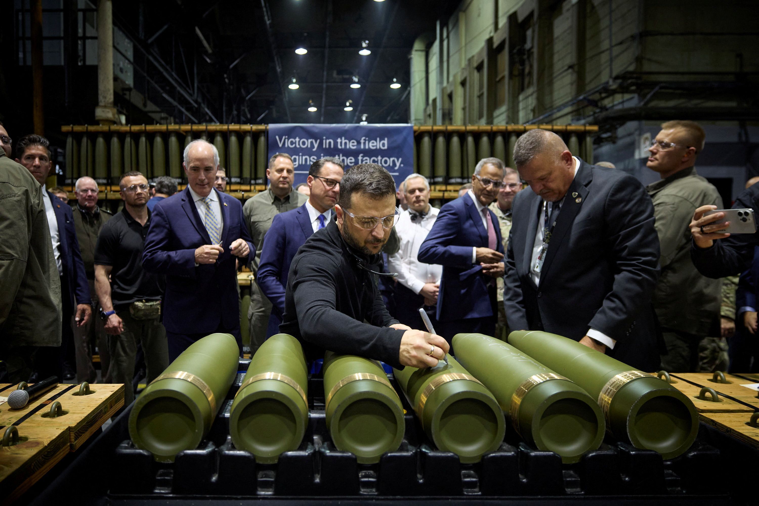 Presidente da Ucrânia Volodymyr Zelenskiy visita fábrica de munições em