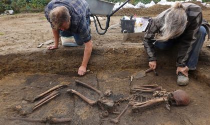 Arqueólogos dinamarqueses desenterram 50 esqueletos em cemitério viking