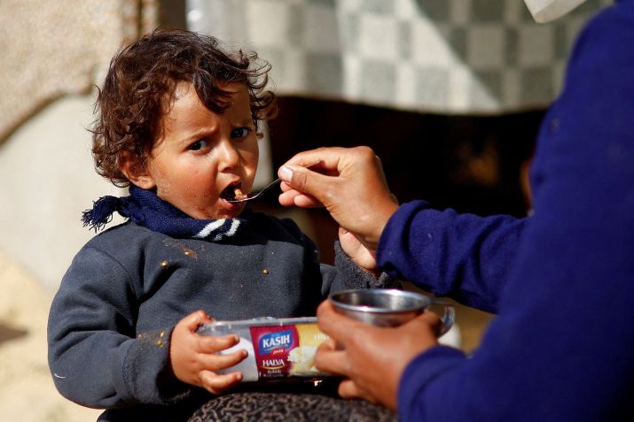 Criança palestina desabrigada em Rafah, sul de Gaza / 20/2/2024 REUTERS/Ibraheem Abu Mustafa