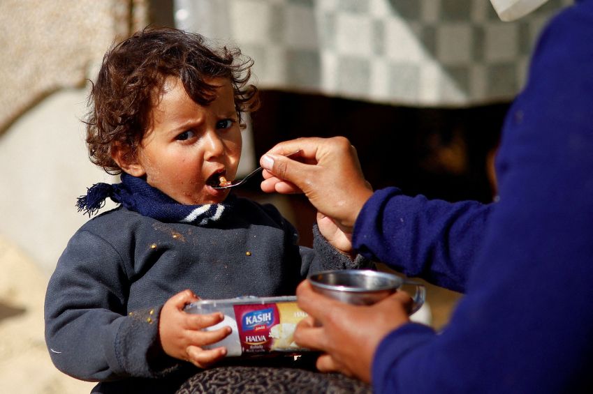 Criança palestina desabrigada em Rafah, sul de Gaza / 20/2/2024 REUTERS/Ibraheem Abu Mustafa