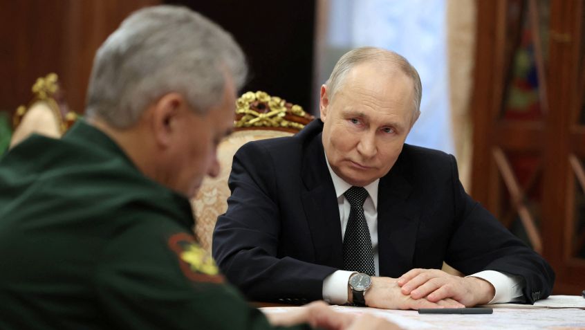 Putin se reúne com ministro da Defesa russo, Sergei Shoigu, em Moscou / 20/02/2024 Sputnik/Alexander Kazakov/Pool via REUTERS