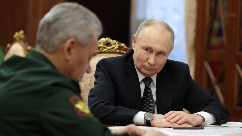 Putin se reúne com ministro da Defesa russo, Sergei Shoigu, em Moscou / 20/02/2024 Sputnik/Alexander Kazakov/Pool via REUTERS