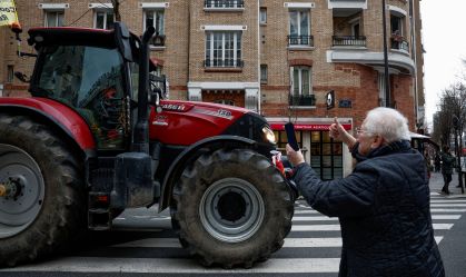 Agricultores franceses protestam contra Macron antes de feira agrícola