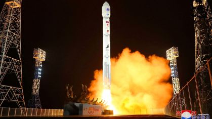 Foguete carregando satélite espião Malligyong-1 é lançado