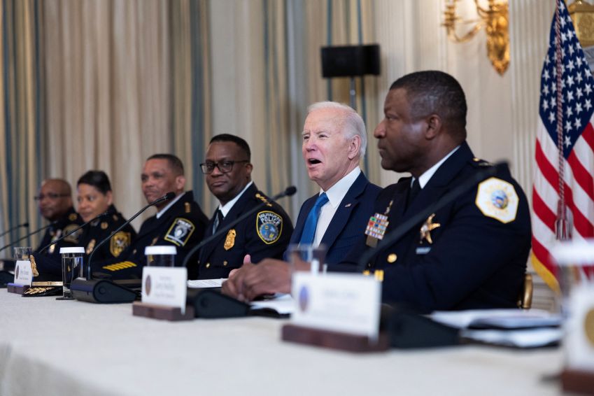 O presidente dos EUA, Joe Biden, responde a jornalistas durante mesa redonda sobre segurança pública na Casa Branca em Washington, EUA / 28/02/2024 REUTERS/Tom Brenner