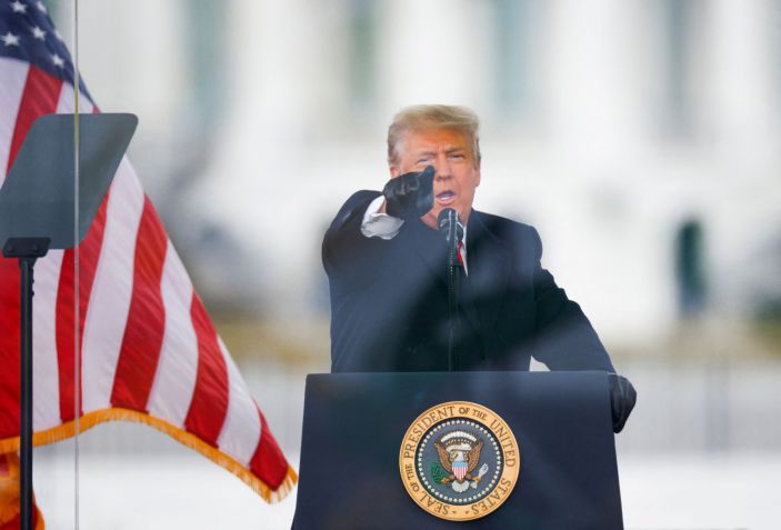 O presidente dos EUA, Donald Trump, fala durante comício para contestar a certificação do resultado das eleições presidenciais dos EUA de 2020 pelo Congresso, em Washington / 06/01/2021 REUTERS/Jim Bourg