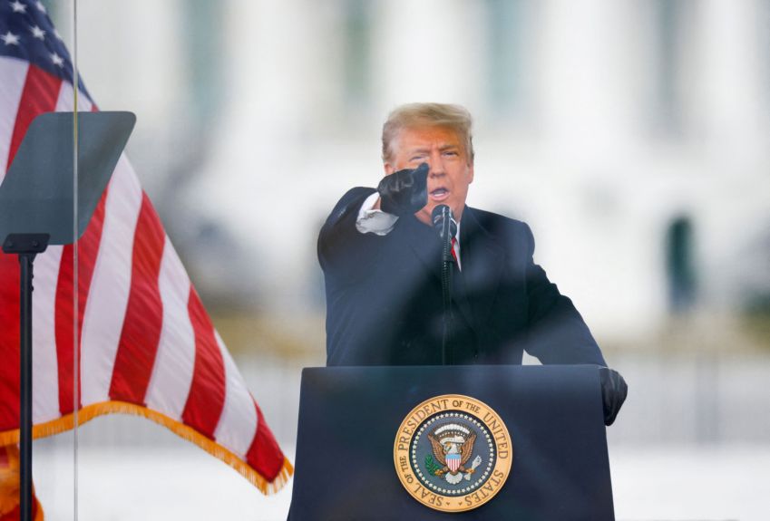 O presidente dos EUA, Donald Trump, fala durante comício para contestar a certificação do resultado das eleições presidenciais dos EUA de 2020 pelo Congresso, em Washington / 06/01/2021 REUTERS/Jim Bourg