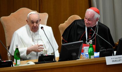 Papa Francisco chama teoria de gênero de "perigo feio"