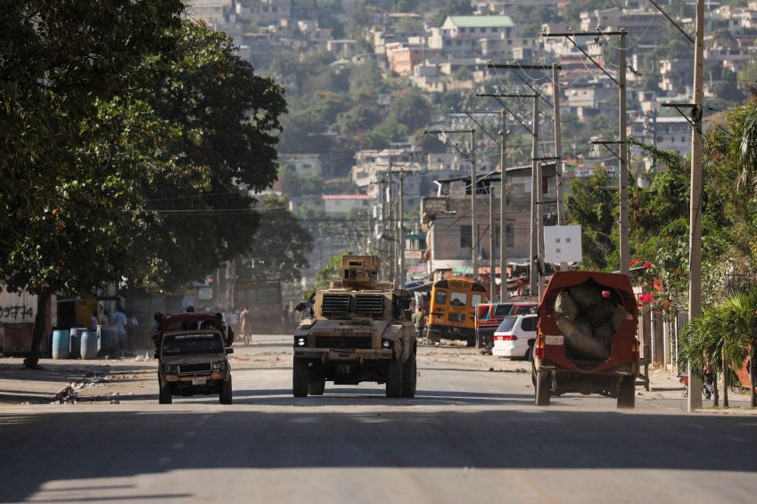 Veículo armado perto da Penitenciária Nacional após embates violentos na capital que levaram a uma fuga da principal penitenciária em Port-au-Prince, Haiti / 03/03/2024 REUTERS/Ralph Tedy Erol