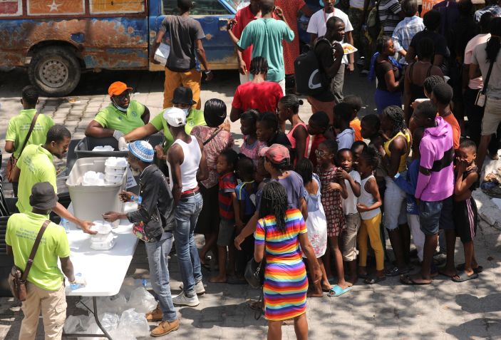 Haitianos que deixaram suas casas recebem ajuda em escola de Porto Príncipe / 4/3/2024 REUTERS/Ralph Tedy Erol