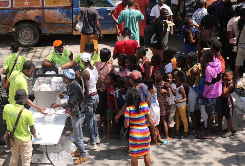 Haitianos que deixaram suas casas recebem ajuda em escola de Porto Príncipe / 4/3/2024 REUTERS/Ralph Tedy Erol