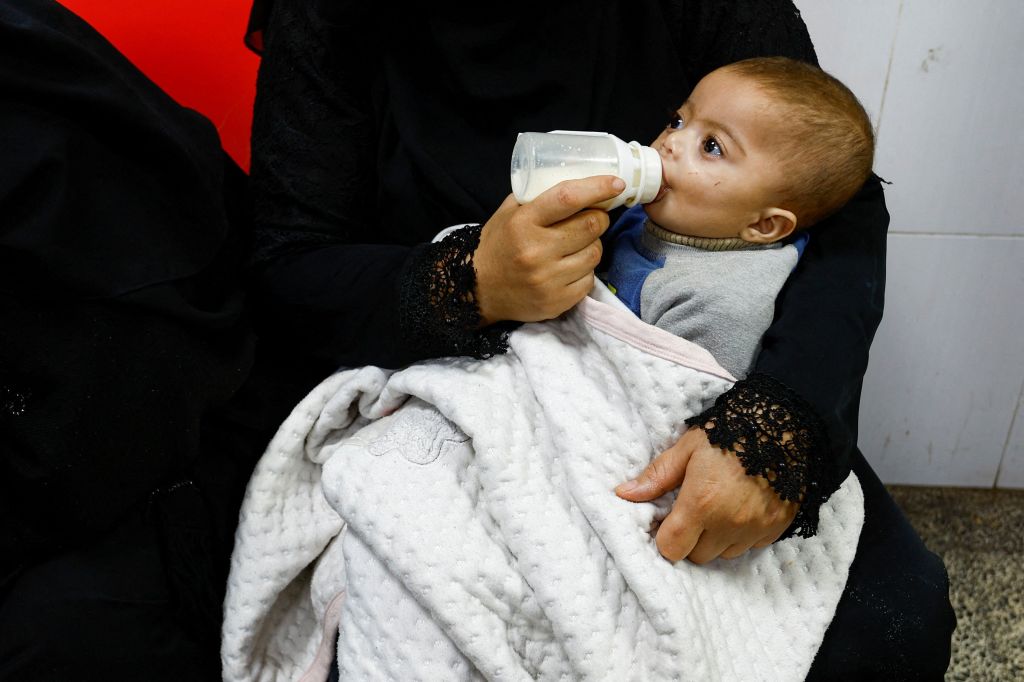 Bebê sendo alimentado em Gaza