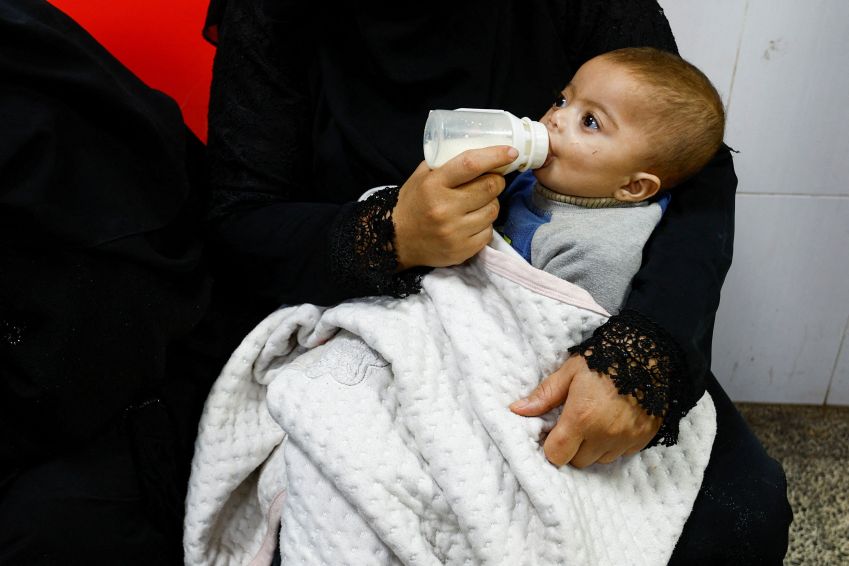 Un garçon palestinien se nourrissant d'une bouteille à Abu Yousef al-Najjar à Rafah, dans le sud de Gaza, tandis que les résidents de Gaza doivent faire face à la faim et des nutriments importants.