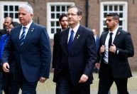 Presidente de Israel pede paz no museu do Holocausto em meio a atos em Amsterdã