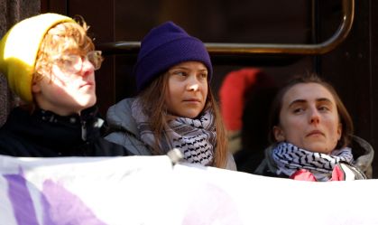 Polícia volta a retirar Greta Thunberg de protesto em frente ao parlamento sueco