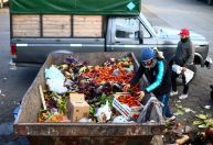 Argentinos buscam alimentos descartados para sobreviver em meio à alta de preços