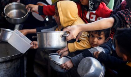 "Fome total" afeta Gaza em meio a negociações travadas, alerta programa da ONU