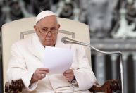 Papa, em estado crítico, teve uma "boa noite" no hospital, diz Vaticano
