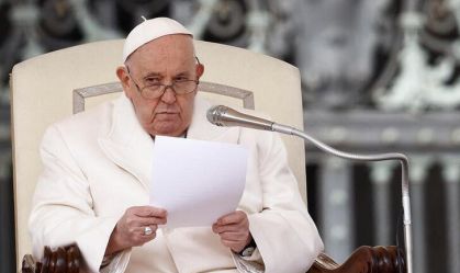 Papa, em estado crítico, teve uma "boa noite" no hospital, diz Vaticano
