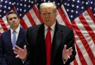 Cristãos reagem à cópia patriótica da Bíblia vendida por Trump