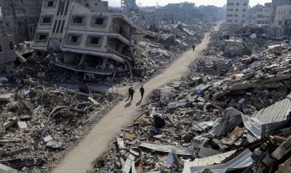 Campo de refugiados está em ruínas após ataque de Israel, dizem autoridades