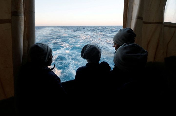 Imigrantes resgatados observam Mar Mediterrâneo • 25/3/2023 REUTERS/Darrin Zammit Lupi