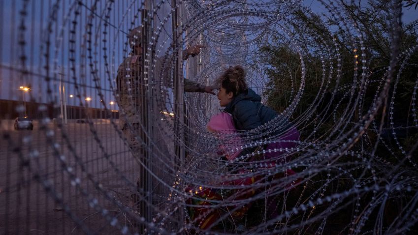 Imigrante venezuelana é impedida por agente americano ao tentar cruzar fronteira em El Paso, no Texas, EUA / 26/3/2024 REUTERS/Adrees Latif