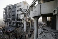 Médicos recuperam corpos enterrados em hospital de Gaza após operação israelense
