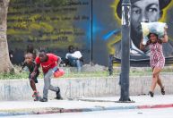 Sem esperança de ajuda externa, haitianos tentam fugir da anarquia das gangues