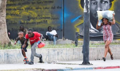 Sem esperança de ajuda externa, haitianos tentam fugir da anarquia das gangues
