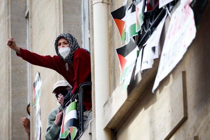 Estudantes pró-palestinos protestam na universidade francesa Sciences Po, em Paris / 26/04/2024 REUTERS/Benoit Tessier