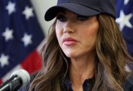 Secretária de Trump reforça apoio a agente após morte em Minneapolis