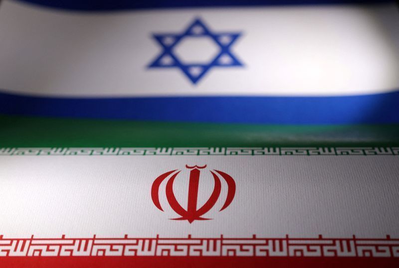 Ilustração com as bandeiras de Israel e do Irã
