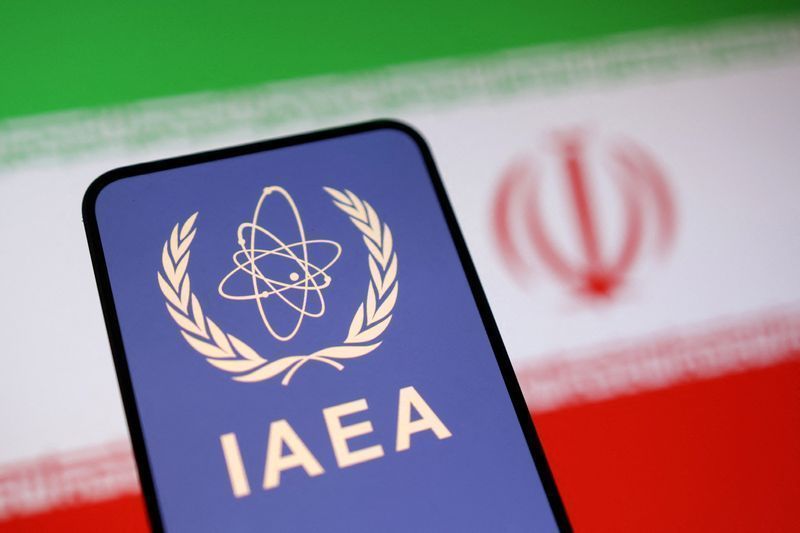 Foto ilustrativa mostra logotipo da AIEA e a bandeira iraniana