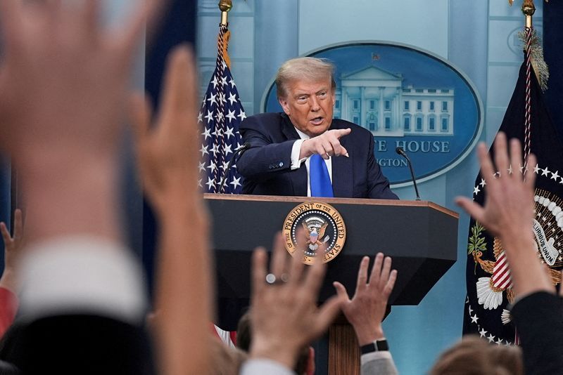 Presidente dos EUA, Donald Trump, fala com jornalistas na Casa