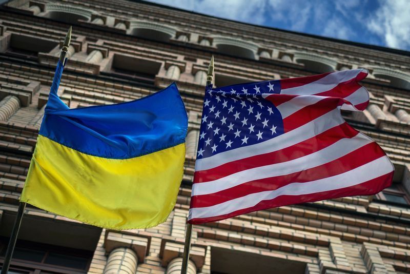 Bandeiras da Ucrânia e dos EUA em Kiev