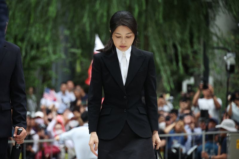 A ex-primeira-dama da Coreia do Sul, Kim Keon Hee, chega